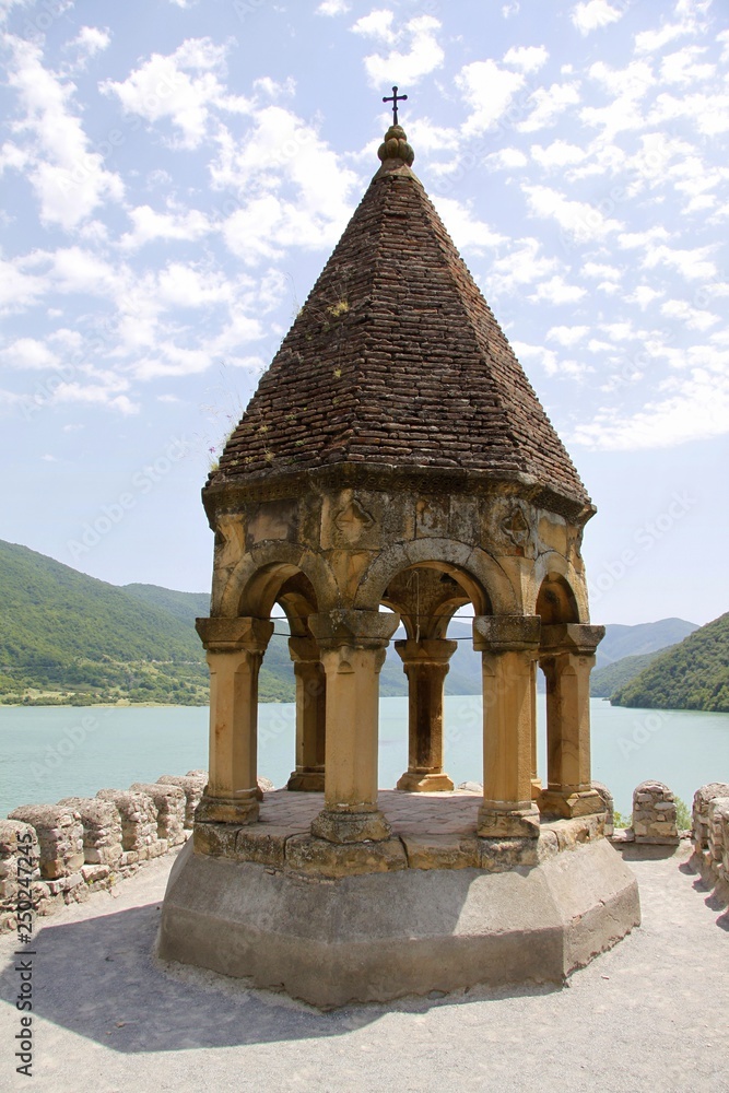 Obraz premium ananuri fortress, georgia, castle, church, religion, ancient, history, old, cathedral, stone, architecture, medieval, feudal, tower, view,