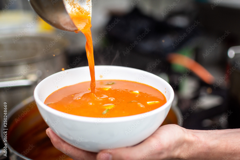 nalewanie zupy pomidorowej - obrazy, fototapety, plakaty 