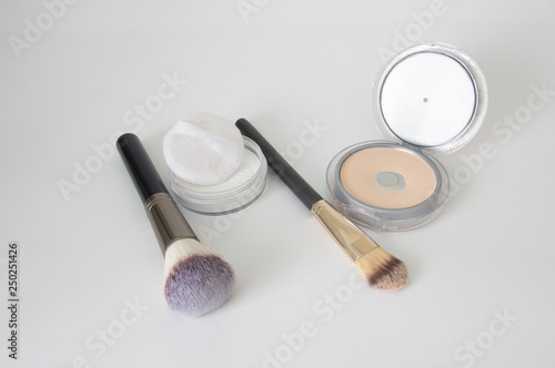 Set of powders and brushes