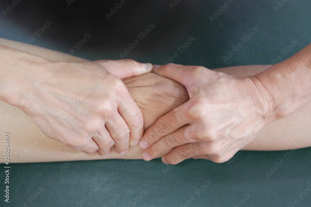 Fototapeta premium Physical therapist hands treat the knee to the patient
