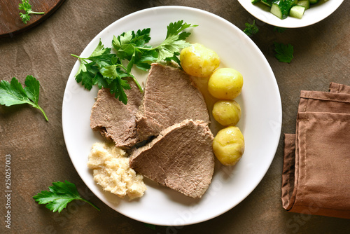 Photographie Boiled beef with potatoes and horseradish