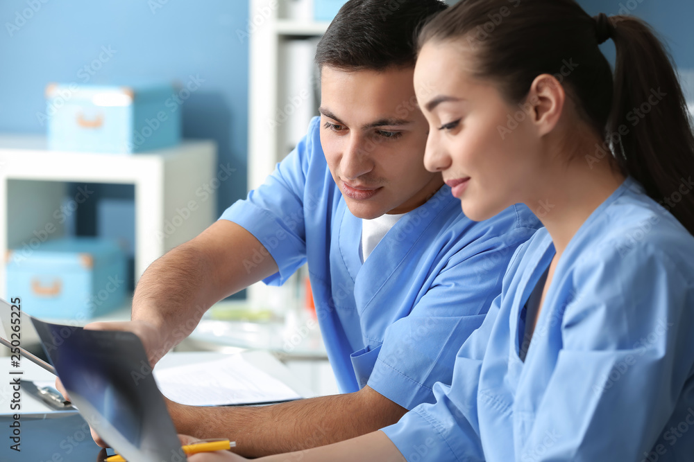 Obraz premium Young doctors studying X-ray image in clinic