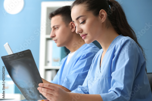 Young doctors working in cl...