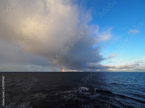 Regenbogen über dem Atlantik
