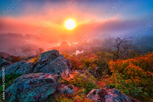 Foto Amazing nature landscape, misty autumn sunrise over the scenic rocky canyon, Nat