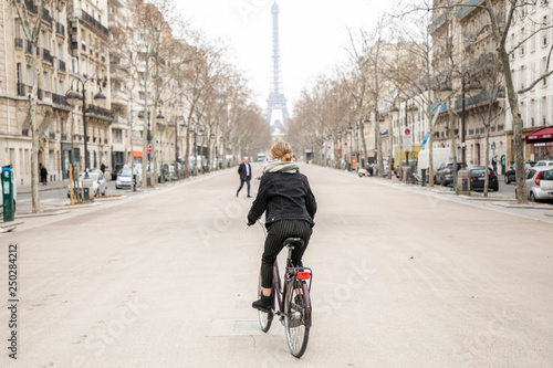 Woman riding a bike © Chouk