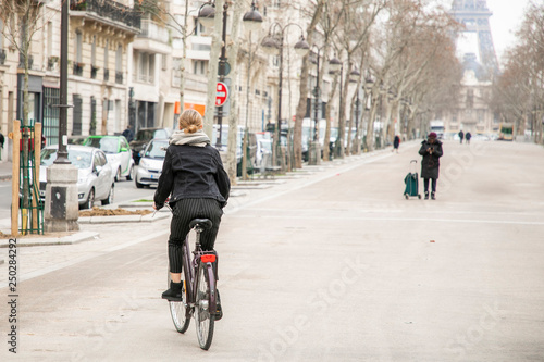 Woman riding a bike © Chouk