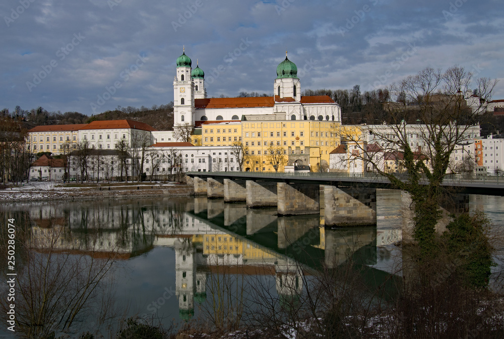 Blick über die Inn auf den Passauer Dom St. Stephan in Passau, Niederbayern, Bayern, Deutschland 
