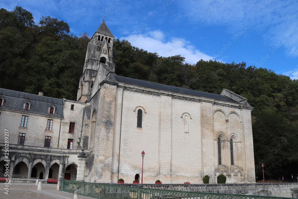 Nouvelle-Aquitaine - Dordogne - Brantôme - Abbaye au pied de la falaise