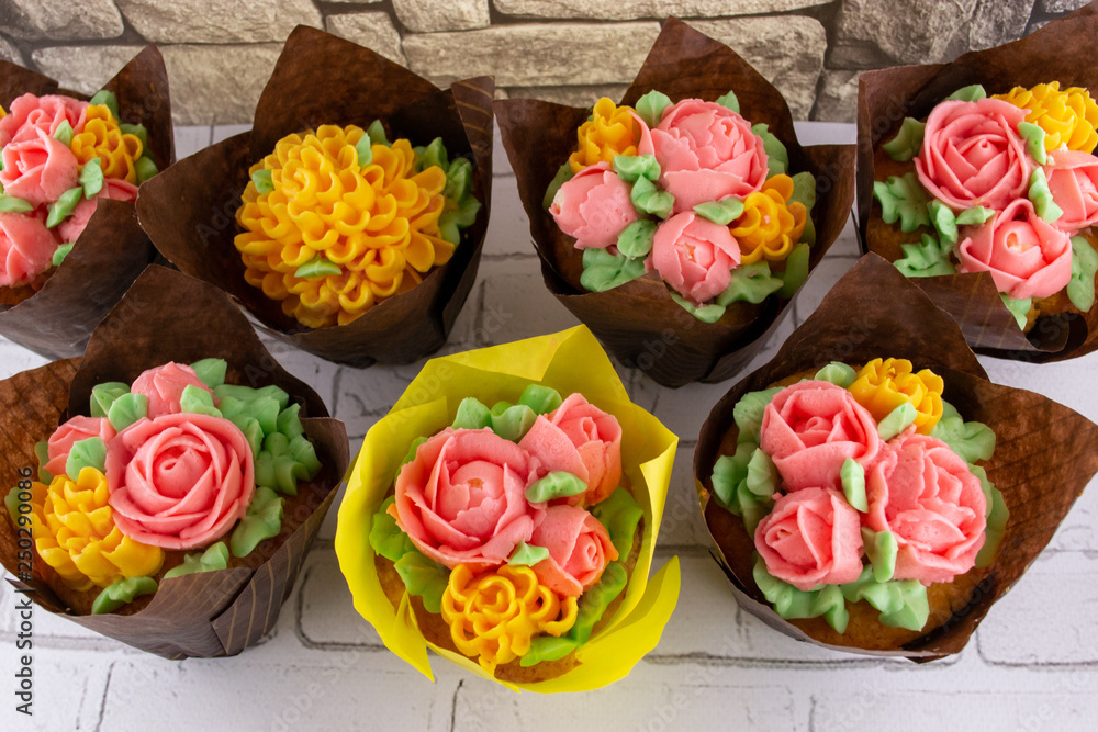 Cupcakes with buttercream flowers Cupcakes with buttercream flowers