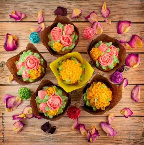 Cupcakes with buttercream flowers