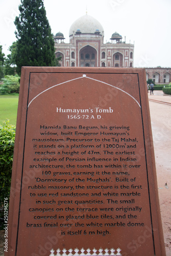 Cartel informativo de la Tumba de Humayun, en Delhi, India. Patrimonio de la Humanidad photo