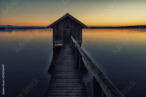 Fischerhütte am See im Sonnenuntergang