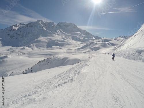 Montagne en hivers dans les alpes française avec du soleil et un ciel bleu sans nuage © sebastienvdc