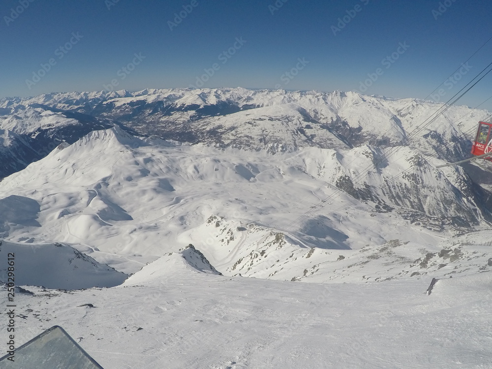 Montagne en hivers dans les alpes française avec du soleil et un ciel bleu sans nuage