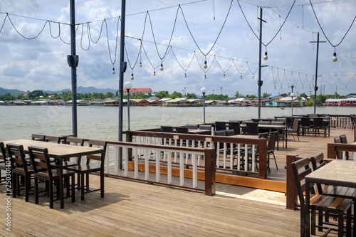 Restaurant flottant au bord de la rivière à Kanchanaburi, Thaïlande. © Criley