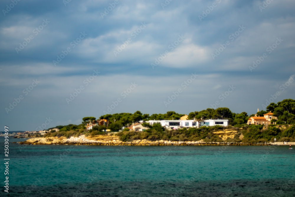 Bucht und Landspitze von Carry le Rouet mit Meer und Häusern