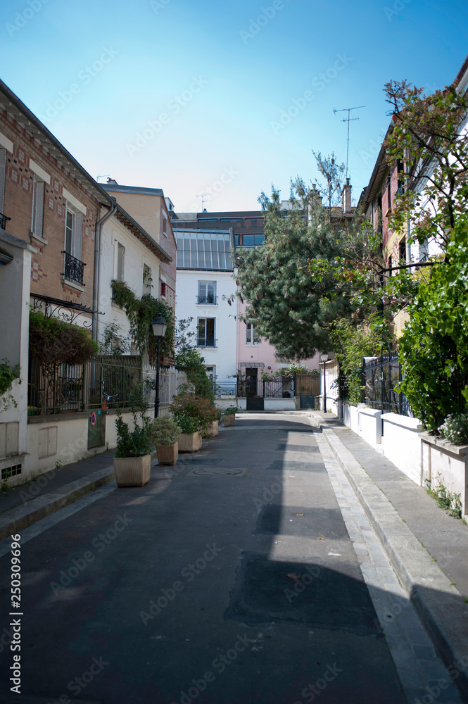 une rue bordée de jardin et de résidences à la butte aux cailles, Paris