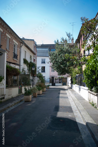 une rue bord  e de jardin et de r  sidences    la butte aux cailles  Paris