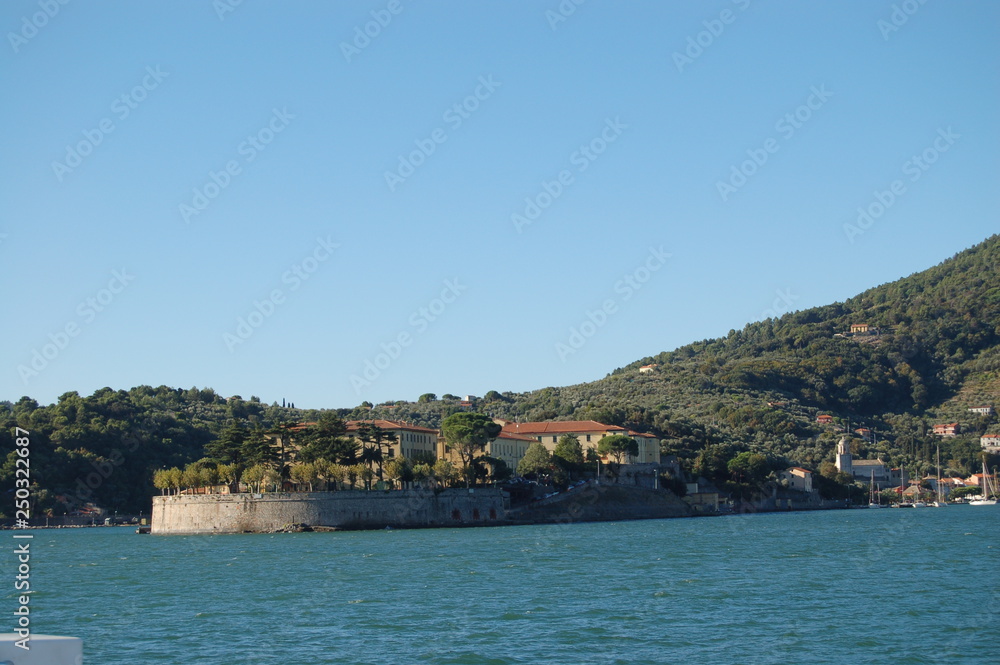 Blick auf alten Militärstützpunkt an der italienischen Riviera