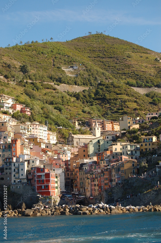 Blick auf Riomaggiore an der Italienischen Riviera vom Mittelmeer