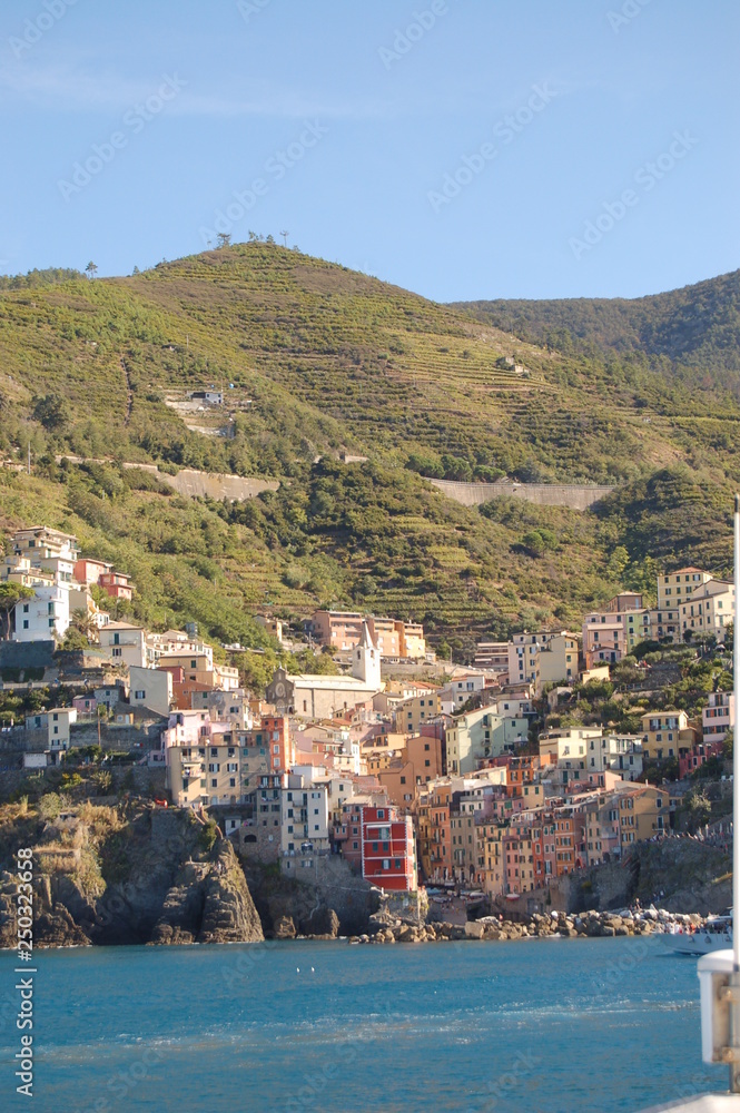 Blick auf Riomaggiore an der Italienischen Riviera vom Mittelmeer