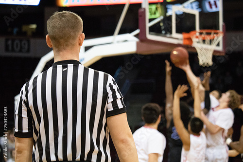 Cuadro en lienzo Basketball Sports Referee In Uniform Spotting A Game For A Championship Tourname
