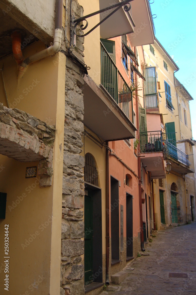 Gasse in Monterosso einer Ortschaft der Cinque Terre an der Italienischen Riviera