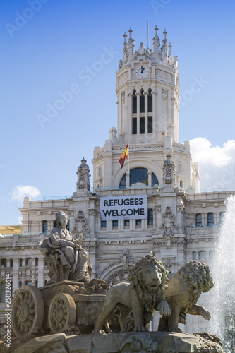 Fotografie Cybele Fountain and City Council of Madrid welcoming refugees