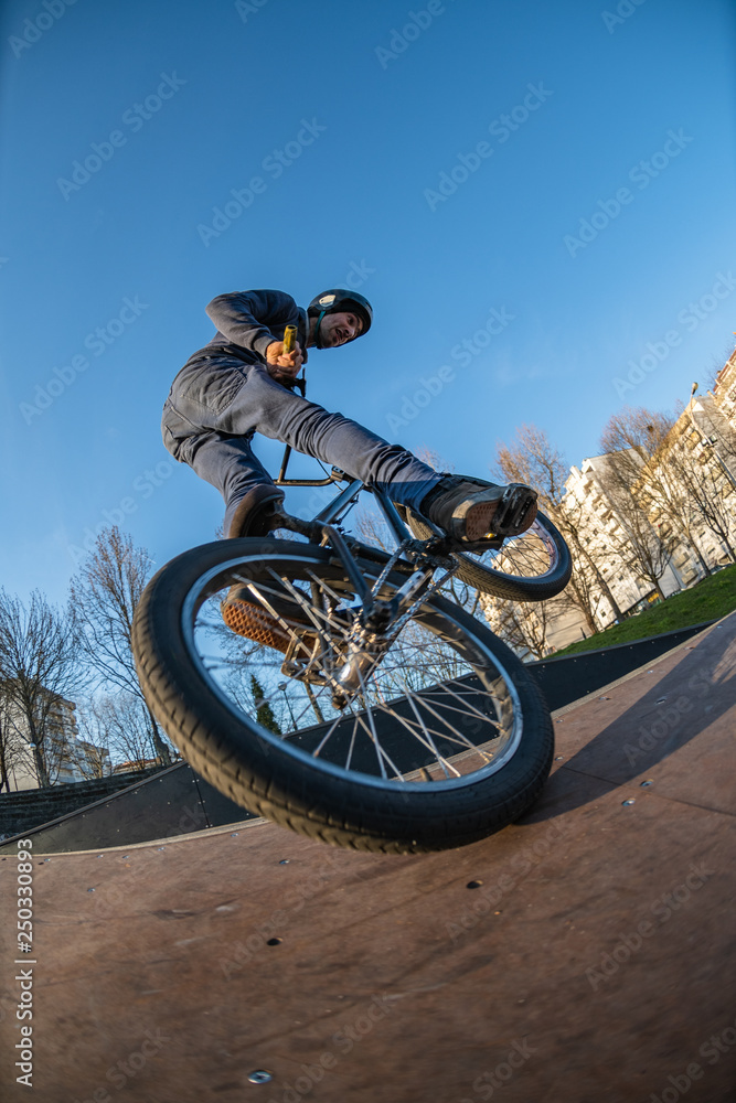 Obraz premium BMX skid in a wooden ramp