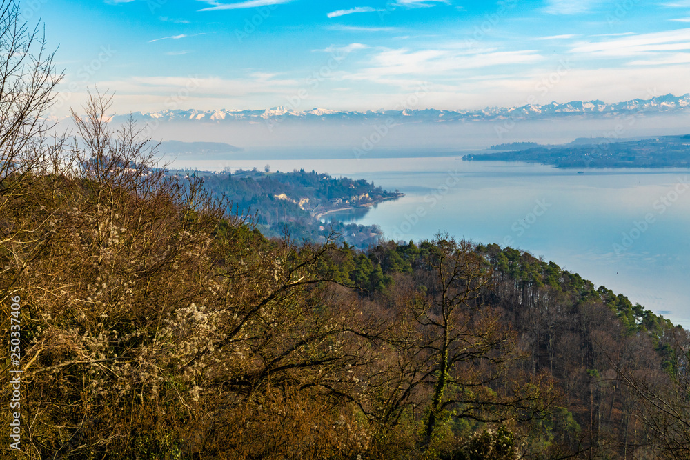 Panorama Blick Bodensee mit Alpen und blauen Himmel 