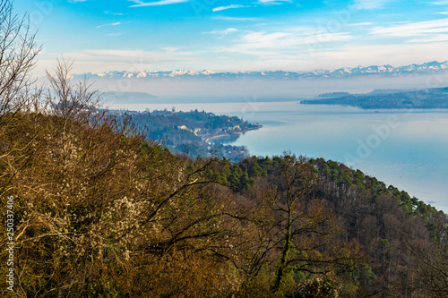 Panorama Blick Bodensee mit Alpen und blauen Himmel 