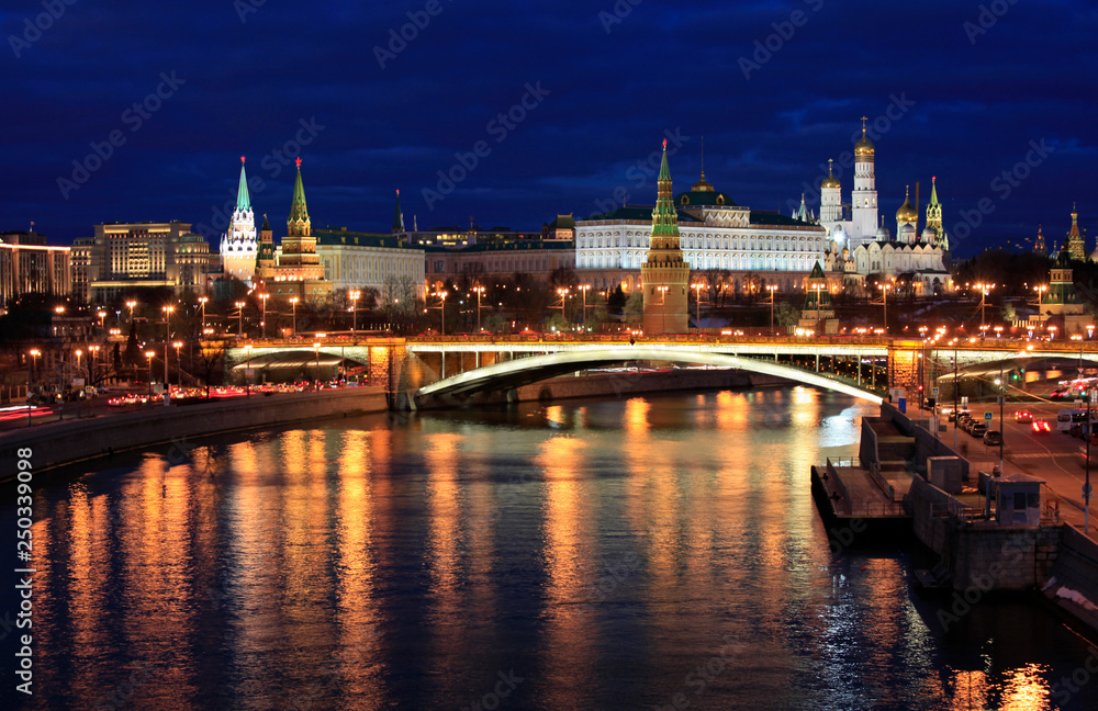 Obraz premium Beautiful view of the night Kremlin in Moscow, Russia