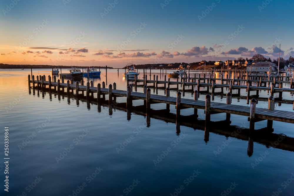 Obraz premium Dawn rises over Docks on an Empty Harbor