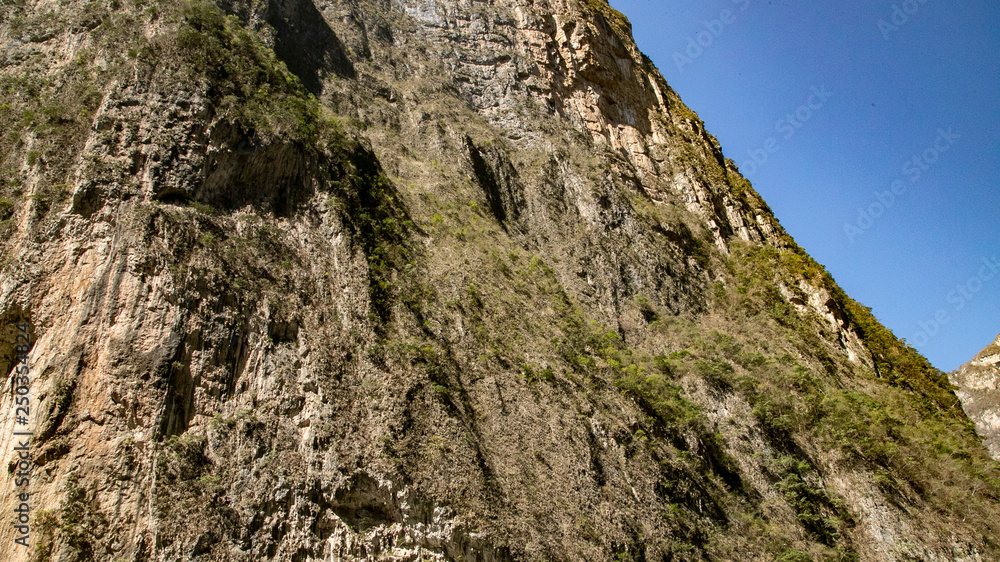 Magic mountains, sheer cliffs, monkeys, crocodiles - Canyon del Sumidero Magic mountains, sheer cliffs, monkeys, crocodiles - Canyon del Sumidero