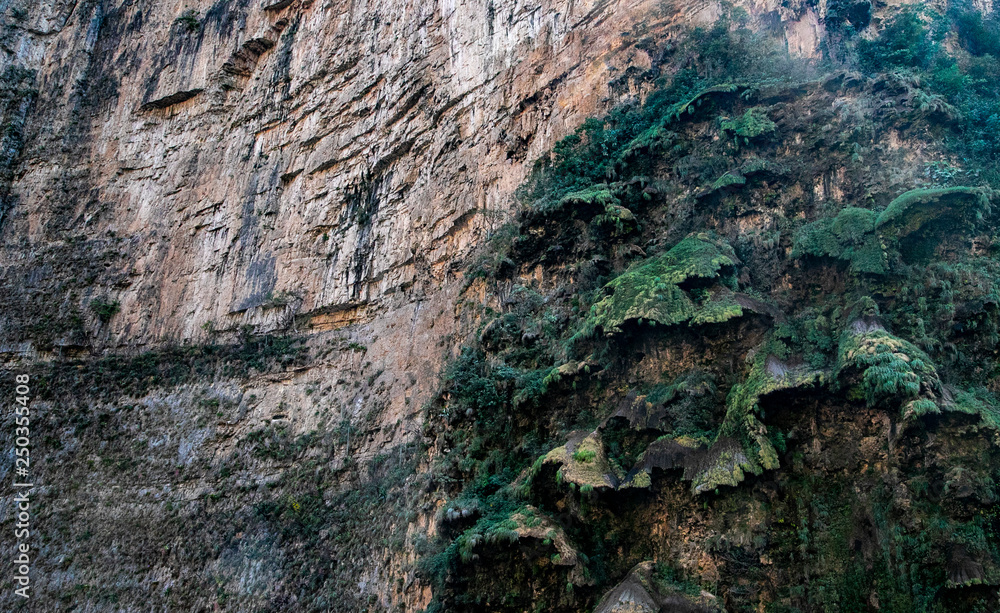  Magic mountains, sheer cliffs, monkeys, crocodiles - Canyon del Sumidero
