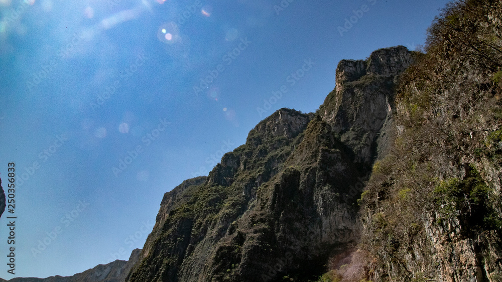 Magic mountains, sheer cliffs, monkeys, crocodiles - Canyon del Sumidero Magic mountains, sheer cliffs, monkeys, crocodiles - Canyon del Sumidero