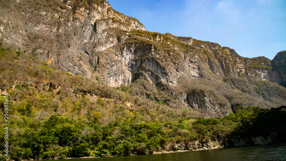  Magic mountains, sheer cliffs, monkeys, crocodiles - Canyon del Sumidero