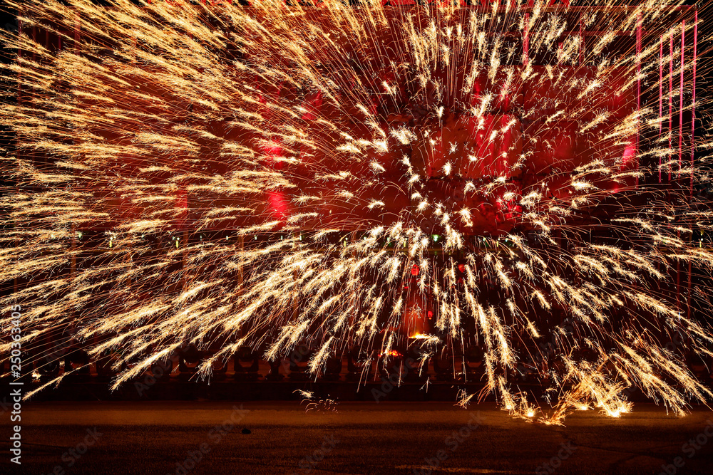 Obraz premium Sparks of molten steel melting,