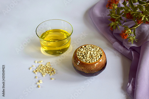 Valokuva Safflower oil, seeds and stems with safflower flowers.