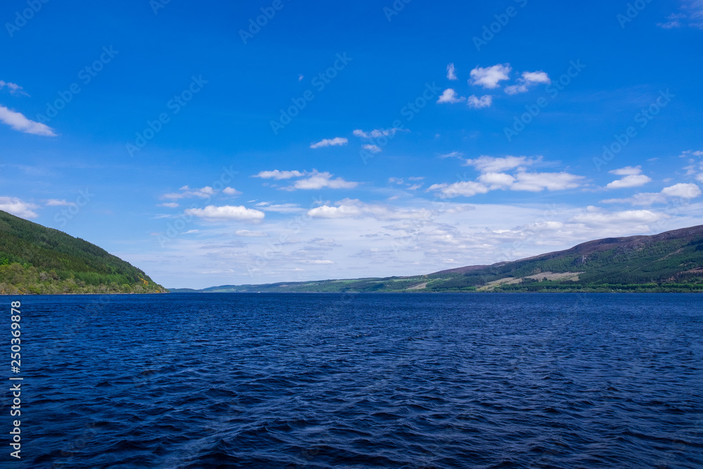 Obraz premium Loch Ness in den schottischen Highlands