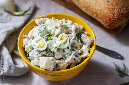 Cuadro en lienzo Traditional American potato salad with egg and mayonnaise, served with bread
