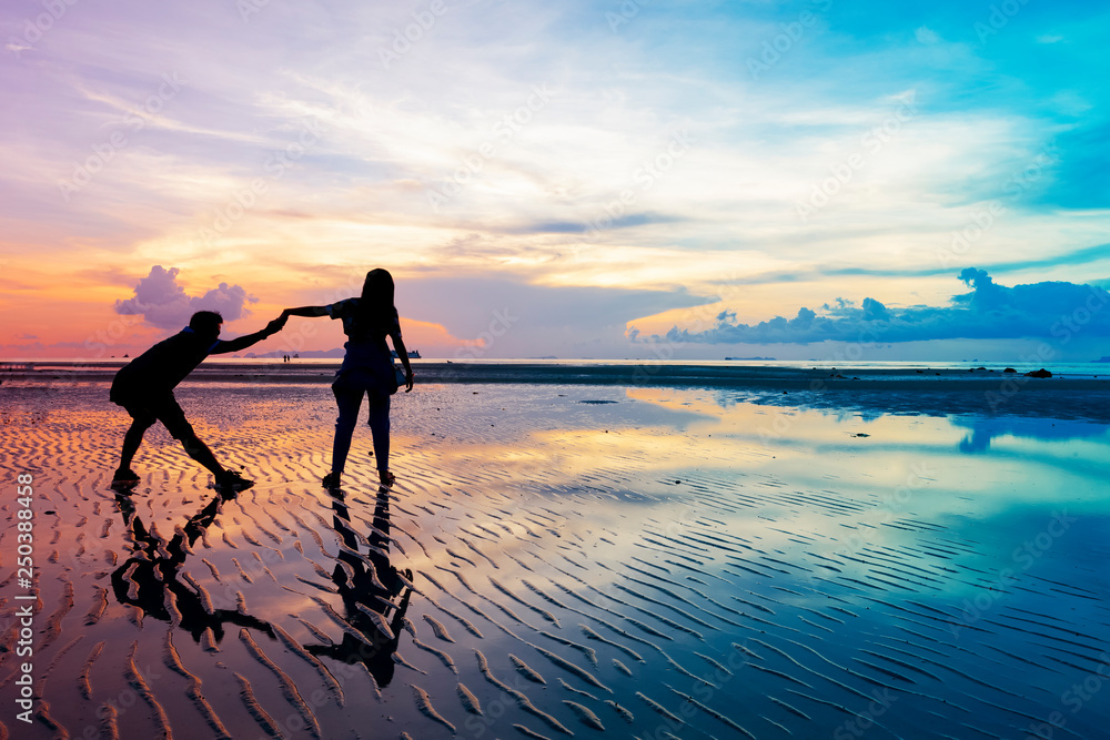 Fototapeta premium couples in love on the beach