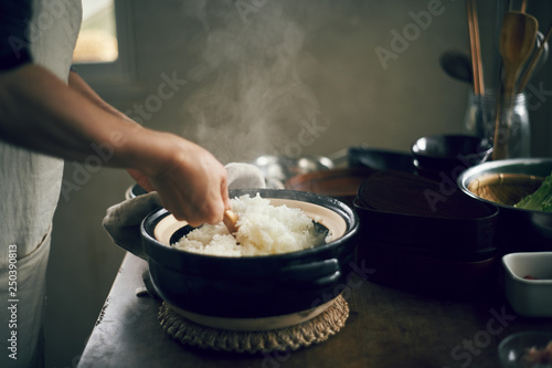 土鍋で炊いたご飯をかき混ぜる