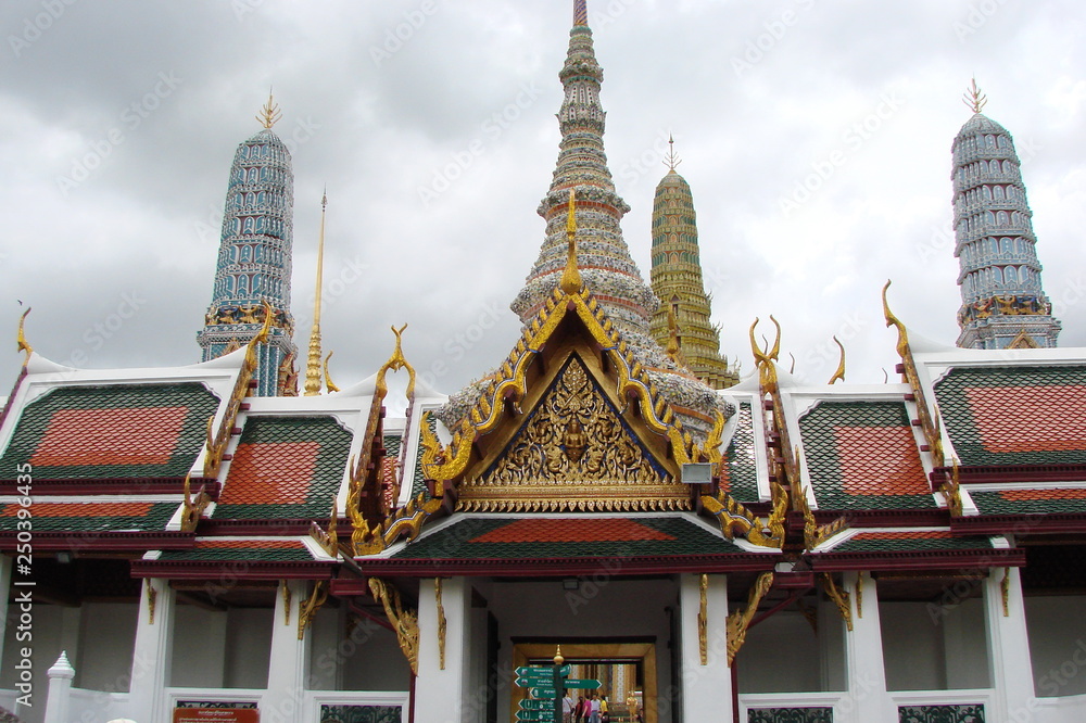 Fototapeta premium The unique architecture of Thai royal buildings, combined with the immense luxury of their design, attracts tourists from all over the world.