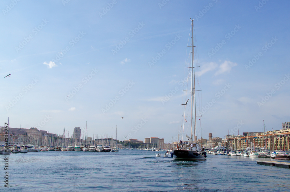 Barco en el puerto de Marsella