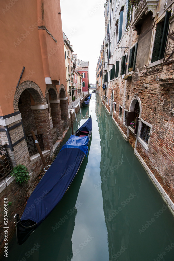 Gondola ormeggiata in un rio a Venezia