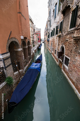 Gondola ormeggiata in un rio a Venezia © nikhg