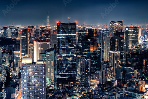 Miasto Tokio oświetlone nocą słynną wieżą Tokyo Skytree
