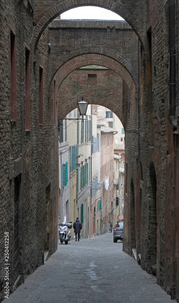 the narrow street in old town of Siena